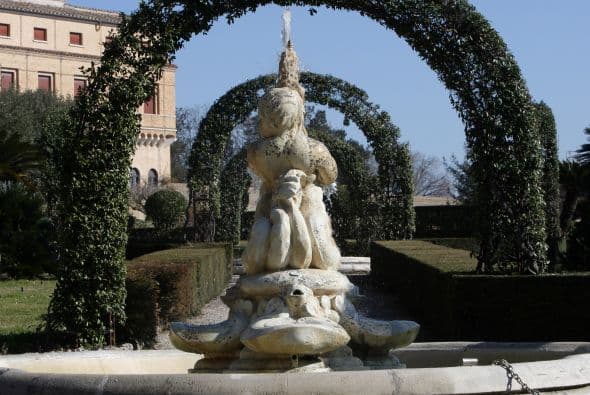 Benedicto, de 85 años, que justificó su renuncia invocando su avanzada edad y una falta de fuerzas para ejercer la función de Sumo Pontífice, permanecerá por un tiempo en la residencia papal de verano en Castel Gandolfo, cerca de Roma.