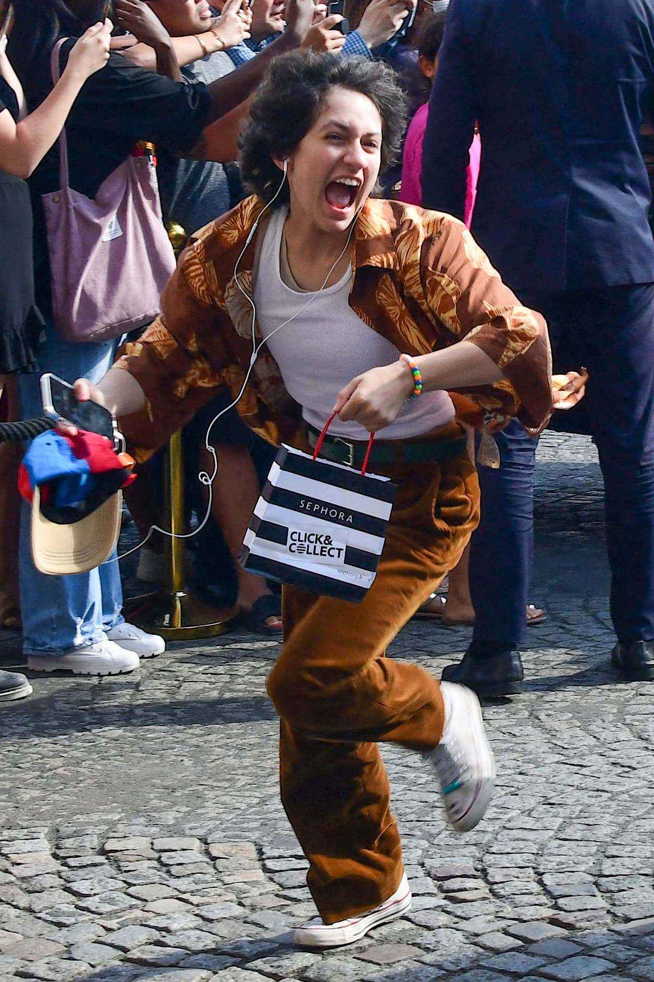 La reseña del diario británico señaló que Emme y Max llegaron a Georgia junto con la 
<b><a href="https://www.univision.com/famosos/jennifer-lopez-ben-affleck-se-casaron-discreta-boda-mama-reaccion-fotos" target="_blank">madre de Jennifer López, doña Guadalupe Rodríguez</a></b>, y la hermana de la artista, Lynda.
<br>