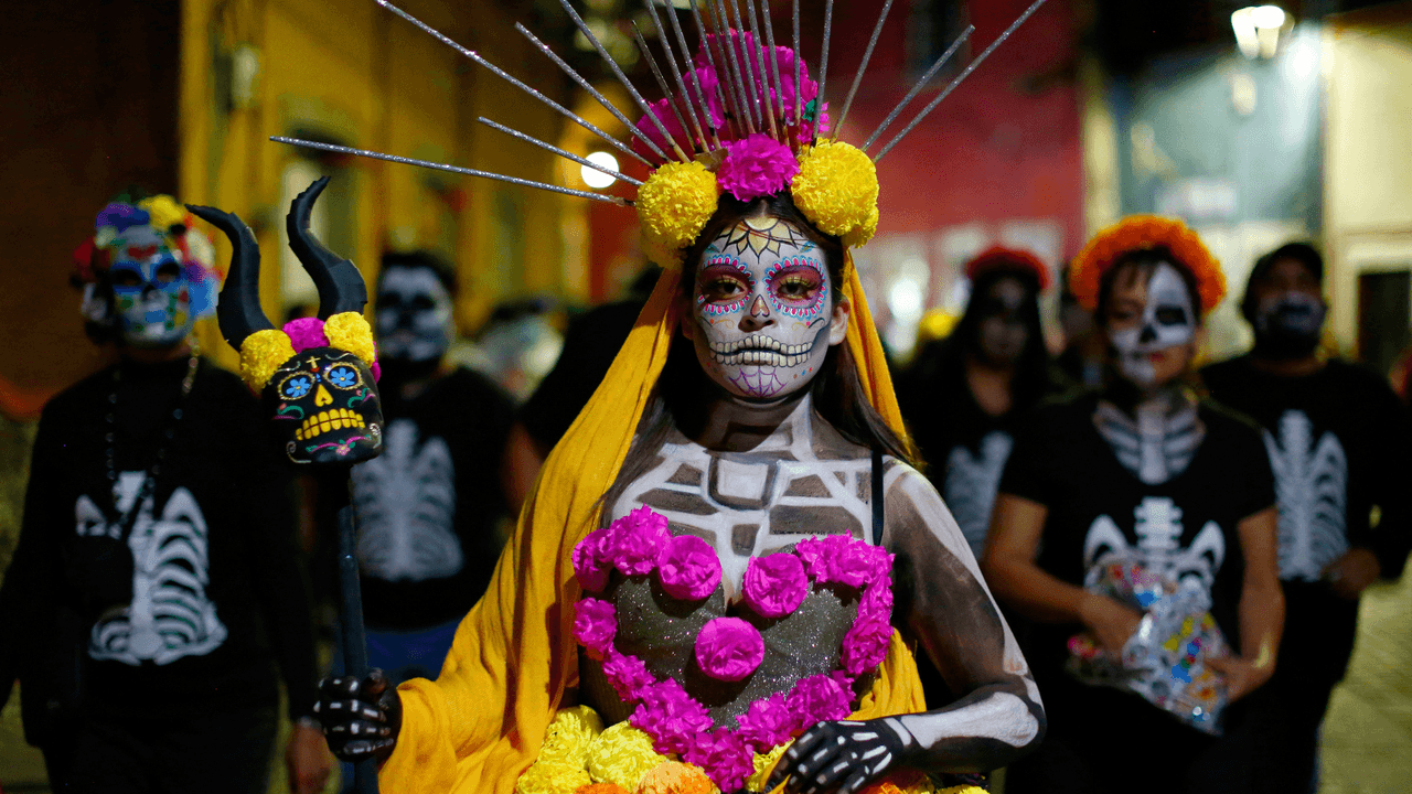 Las sorprendentes influencias que quizás no sospechabas en la tradición del Día de Muertos en México