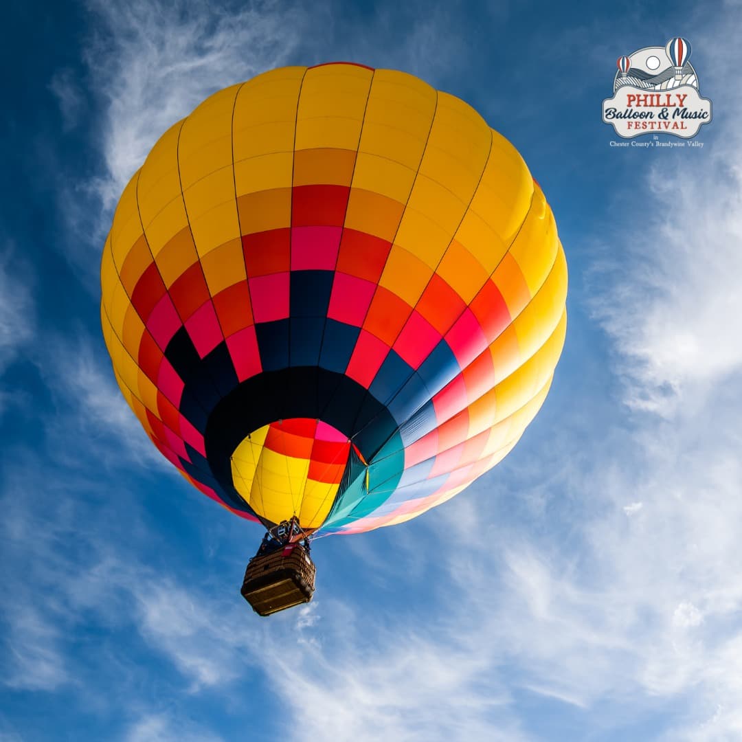 <b><a href="https://phillyballoonfest.com/">Philly Balloon & Music Festival (1 al 4 de julio)</a></b>. Reserva un vuelo o aprecia de la vista desde el suelo mientras disfruta de música en vivo, bebidas en la taberna al aire libre, paseos en carruajes para los niños y más. Cuando se pone el sol, los globos vuelven al suelo e iluminan la noche, creando una atmósfera resplandeciente alrededor del escenario principal. Los visitantes también pueden asistir a un espectáculo de fuegos artificiales el 3 de julio de 2022.