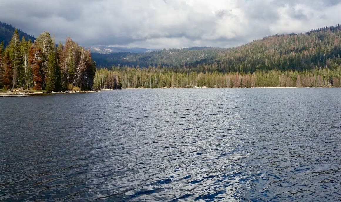 <b>Este es el </b>
<a href="https://goo.gl/maps/FKSYPLyGymUBABB39" target="_blank">lago Hungtinton</a>q ue se encuentra a 7 mil pies de altura. Debido a ello, los deportes acuáticos no son muy populares por los fuertes vientos y el agua fría. 
<b>El lago tiene varias marinas que ofrecen renta de botes, y para aquellos pescadores, las especies más comunes son la trucha y el salmón en sus diferentes especies</b>. Las cabañas ofrecen estadía a un precio razonable y existen siete áreas para camping, principalmente ubicadas en el lado norte.
<br>
<b>Se ubica a 60 millas al noreste de Fresno</b> y es mucho más tranquilo que el turístico
<b> lago Shaver,</b> que se encuentra muy cerca.