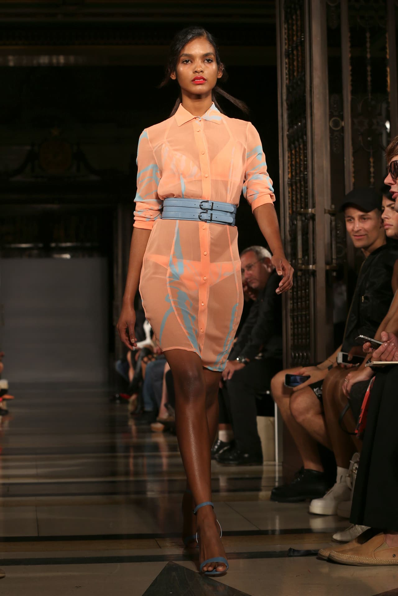 Los colores llamativos siempre son una buena opción para esta temporada, pero para este año el color melón se apoderó de las pasarelas y de los atuendos de las famosas. Es un color lleno de frescura e irradia feminidad, no dudes en incorporarlo a tu clóset.