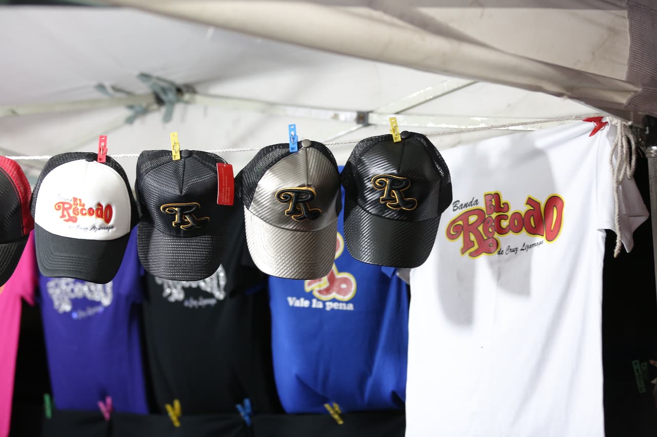 Y cuando llegan al lugar de la presentación, su mercancía está exhibida en los alrededores.