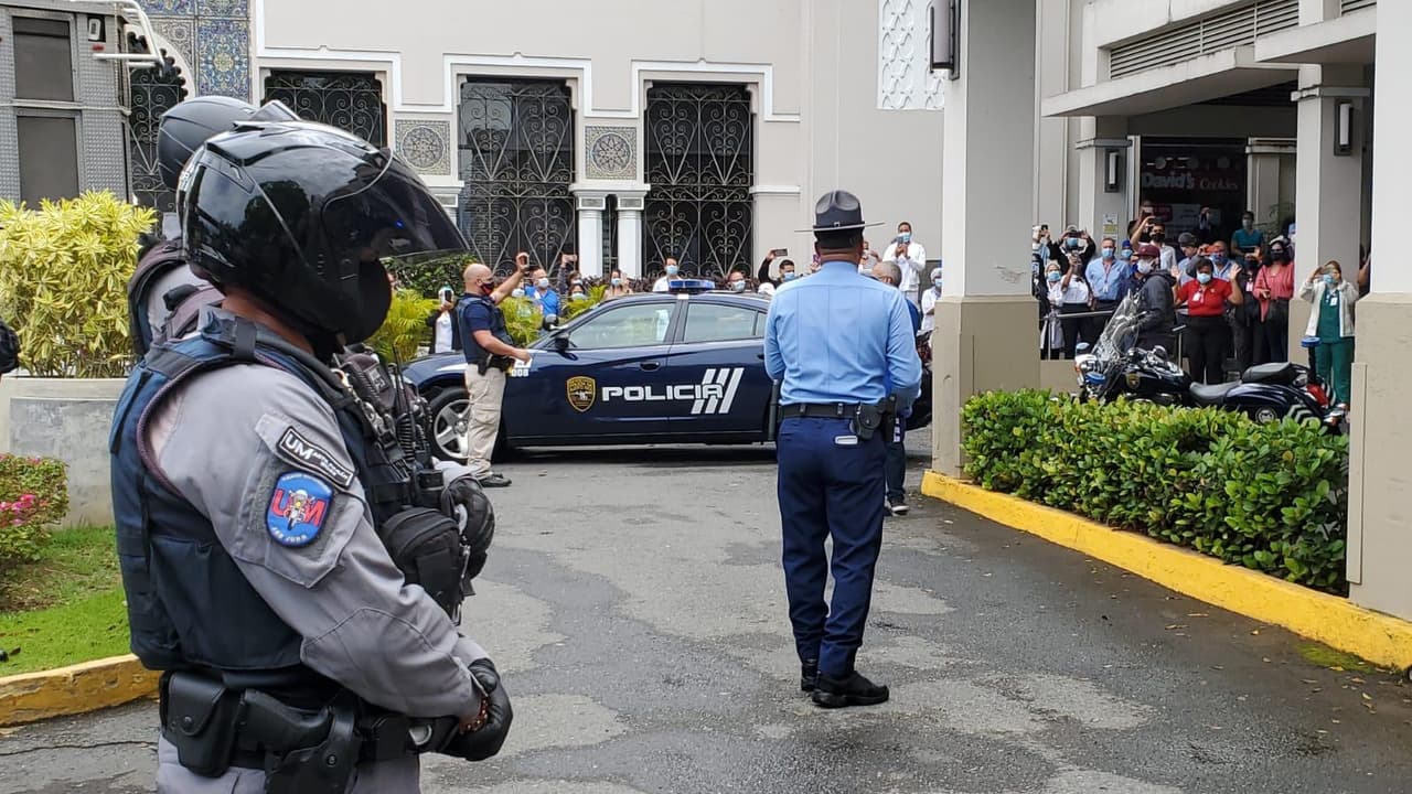 El comandante de Área también explicó que el sargento Jimmy Concepción y el agente Leví Rivera, ambos adscritos a Relaciones con la Comunidad de San Juan, tuvieron a su cargo llevar un mensaje de esperanza y aliento para el personal médico.
<br>
<br>
<br>