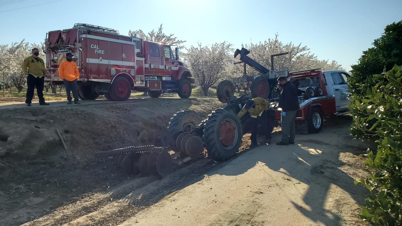 Los agentes del Alguacil del condado de Fresno y los bomberos de Cal Fire respondieron a un accidente industrial cerca de Tulare y Newmark, en la localidad de Sanger.