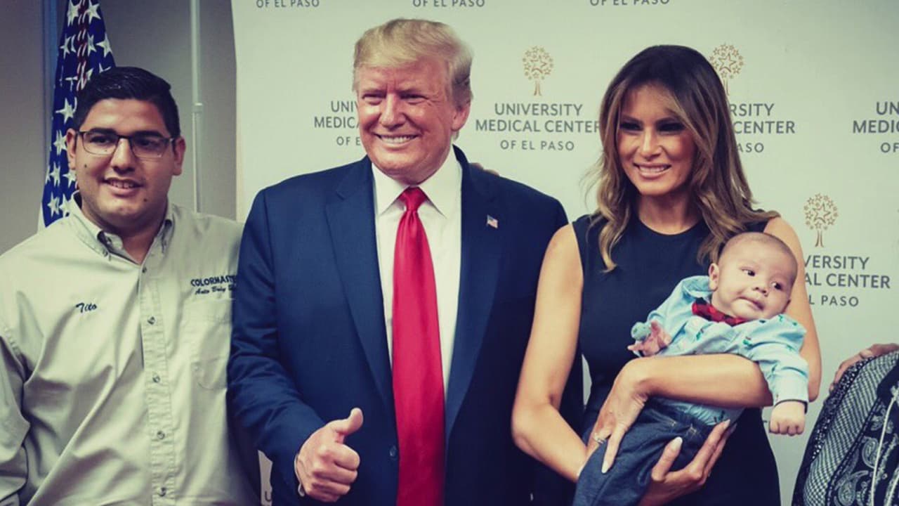 La foto de Trump sonriente con un bebé huérfano que resume la falta de empatía tras la masacre de El Paso