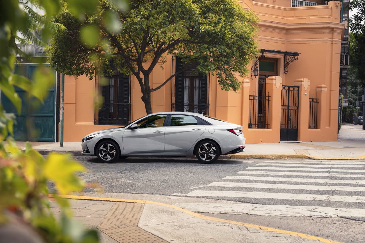 Por su parte, la nueva variante híbrida cuenta con un motor cuatro cilindros de 1.6 litros y un motor eléctrico de 32 kilovatios. Este se alimenta de una batería de iones de litio con una capacidad de 1.32 kilovatios-hora.