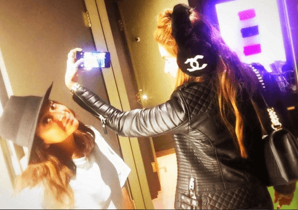 ¡Siempre hay tiempo para ir de compras! A esta chica le gusta lo mejor.