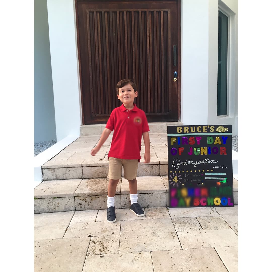 Esta foto fue captada en el regreso a clases del año anterior, aquí Bruce tenía cuatro años y acompañaba a su hermanita de apenas 2 años a su primer día en la escuela.