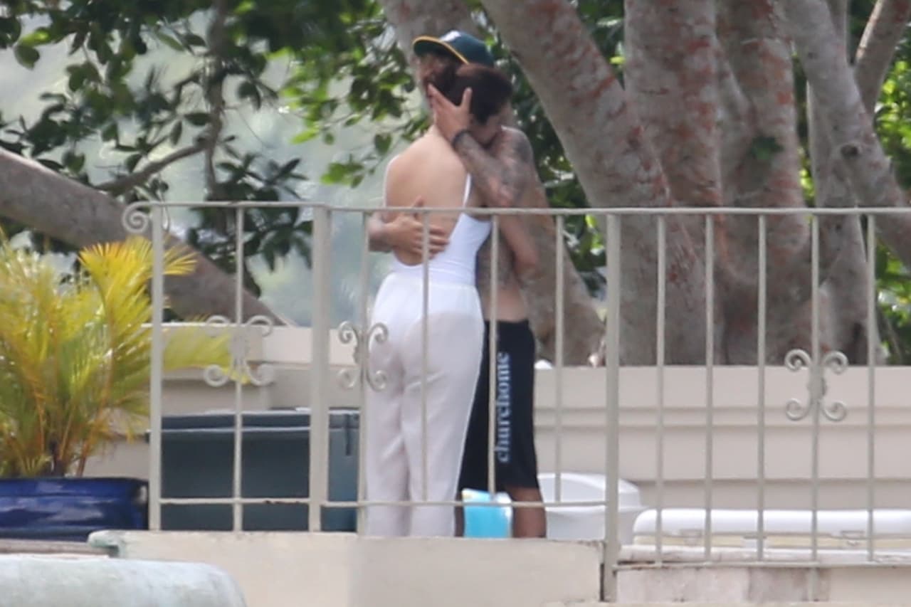 El pasado domingo, el cantante tomó un avión en California e hizo un alto en Texas para recoger a su novia, antes de partir hacia Jamaica, según informó la revista People.