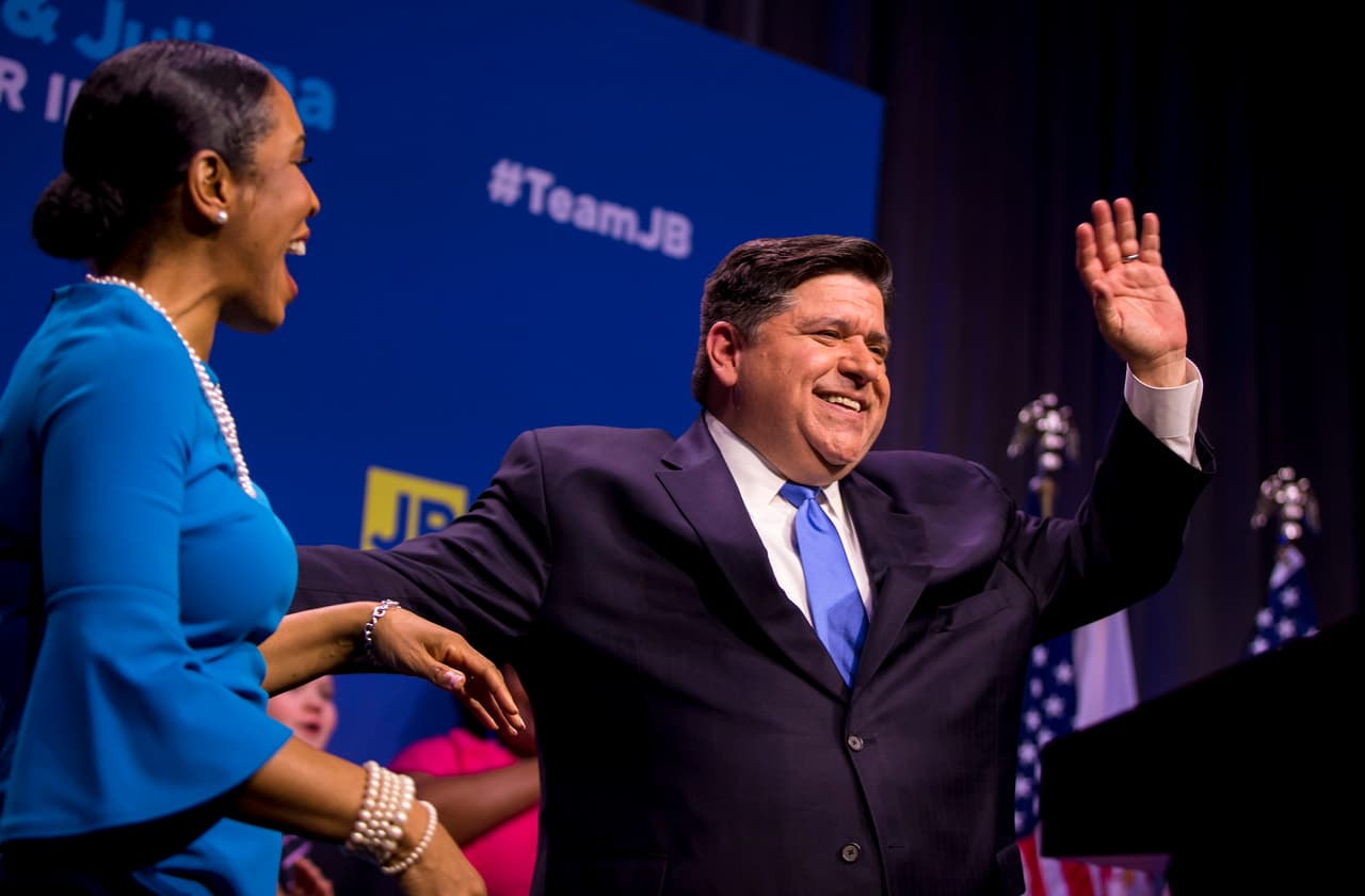 El demócrata
<b>J.B. Pritzke</b>r impidió la reelección del republicano Bruce Rauner como gobernador de Illinois.