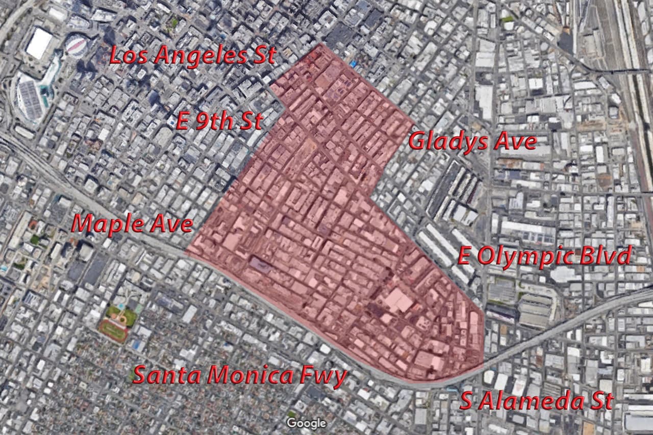 En este vecindario del centro de Los Ángeles “la edad promedio de los hombres es 30.6 años y la edad promedio de las mujeres 32.5 años, con una proporción mucho mayor de hombres (64%). Su valoración está asociada también con el desempleo, más de 87% entre 2014 y 2018", asegura de Bonviller.