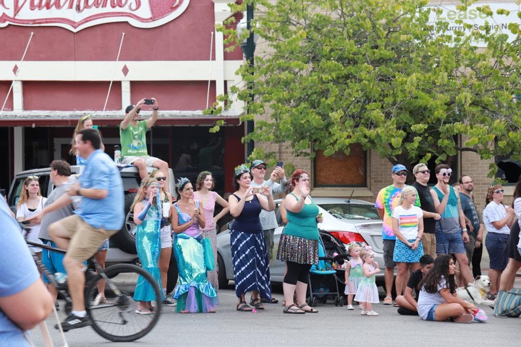Aunque las sirenas se asocian con el mar, en Texas hay historias de estas criaturas místicas en aguas dulces. 
<br>
<br>Las sirenas fueron introducidas en el área a principios de la década de 1950 en el parque temático Aquarena Springs.