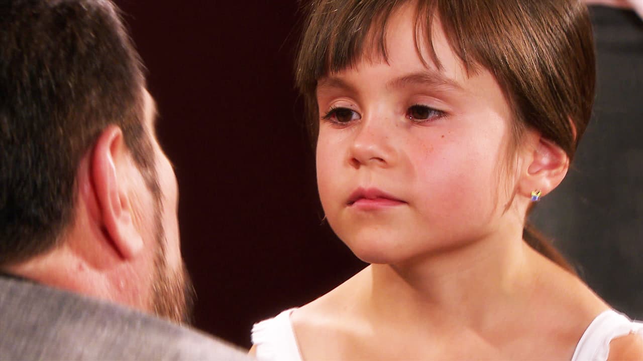 Valentina nació gracias al gran amor entre Paulina y Adrián, a muy corta edad quedó huérfana de padres y su abuelo Gonzalo se hizo cargo de ella, pero por culpa de Nuria creció en un internado en Boston.