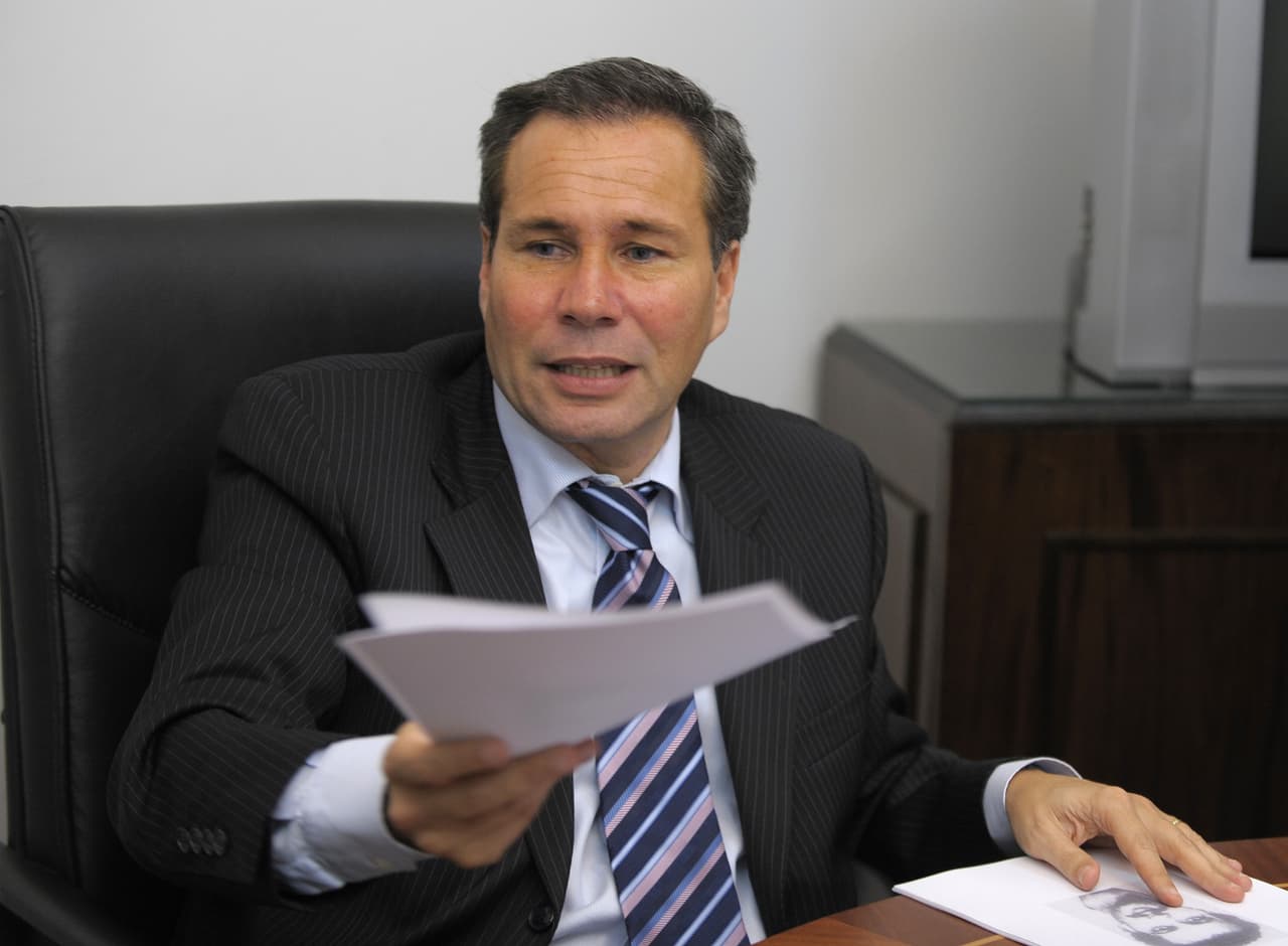 La denuncia fue desestimada en principio por la justicia argentina pero el día antes de que Nisman se presentase en el Congreso con las pruebas fue encontrado muerto en su apartamento, en un suceso que fue catalogado originalmente como suicidio que al año siguiente se determinó que fue un asesinato. Esta fotografía de Nisman fue tomada en 2009.