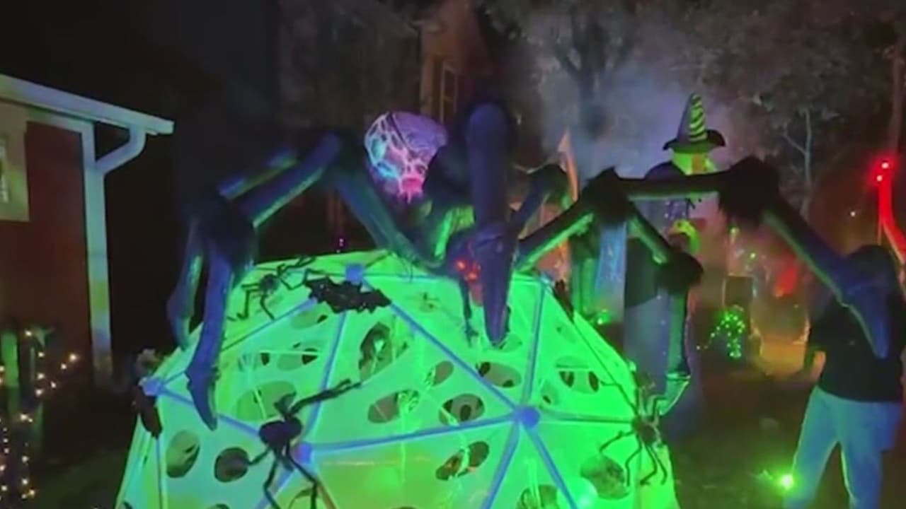 Habitantes de Kyle brindan exposición de Halloween que se hace viral en redes sociales