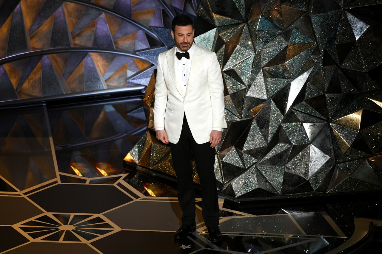 En 2017 y 2018, la ceremonia que reconoce lo mejor del cine fue conducida por 
<b><a href="https://www.univision.com/entretenimiento/television/entre-lagrimas-jimmy-kimmel-habla-de-la-salud-de-su-hijo-recien-nacido">Jimmy Kimmel</a></b>.