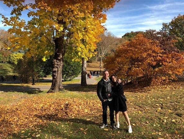 Luego de dar a conocer que se encuentran a la espera de su segundo bebé, Zuria Vega y su esposo Alberto Guerra se fueron de viaje a Nueva York. Así posó la pareja en Central Park.