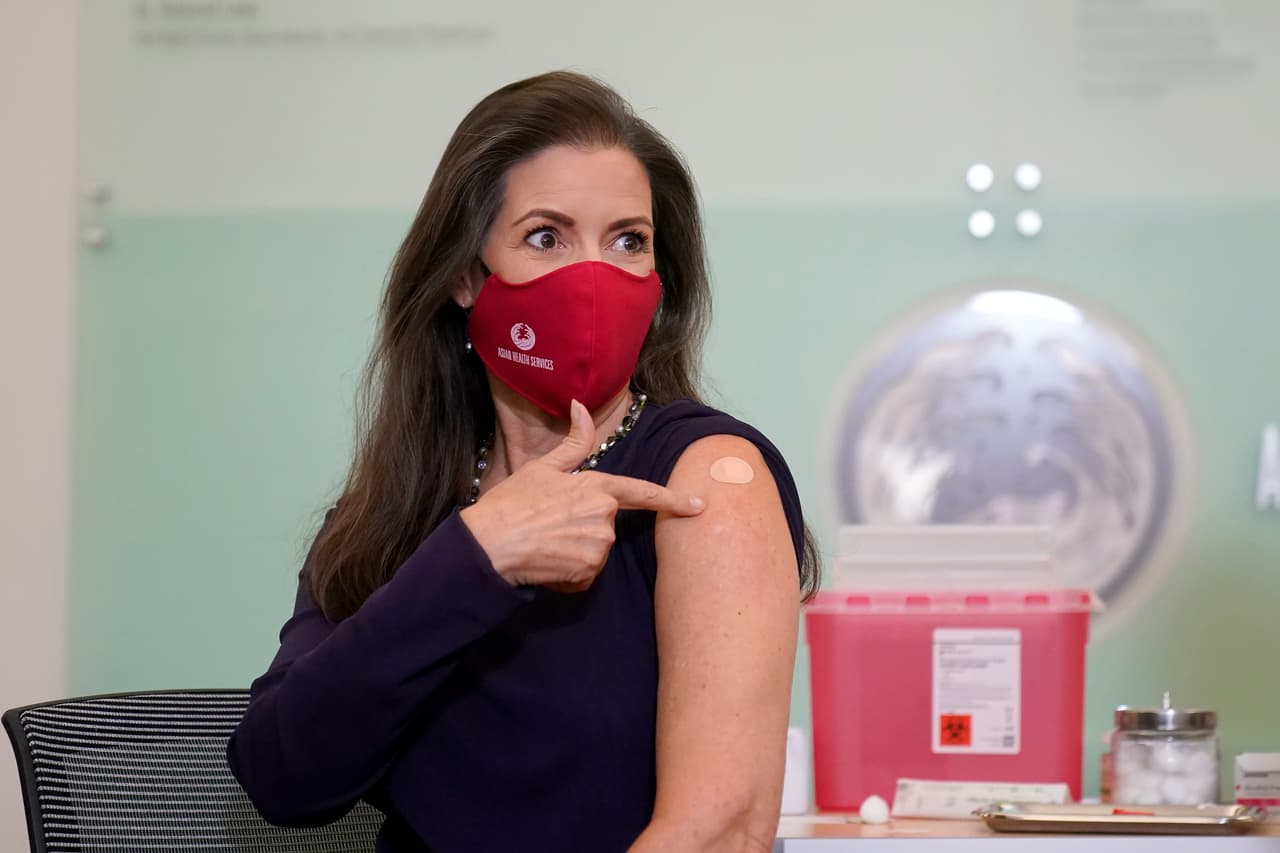 La alcaldesa de Oakland,
<b>Libby Schaaf</b>, también se vacunó y en esta imagen muestra su brazo tras recibir la inyección de refuerzo de la vacuna de Pfizer en el Asian Health Services.
<br>