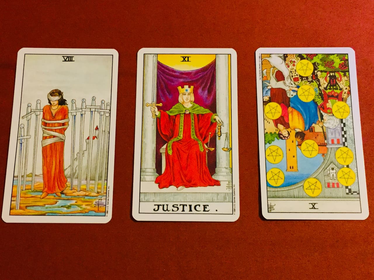 Con trabajo y dinero también son mensajes de que obtendrás lo que te mereces, depende de tus acciones. Si has sido bueno, significa tal vez un aumento de salario o posición, mucha prosperidad y equilibrio en todo y en cuanto a finanzas es buen momento para negocios, inversiones y hasta para probar suerte en el azar.