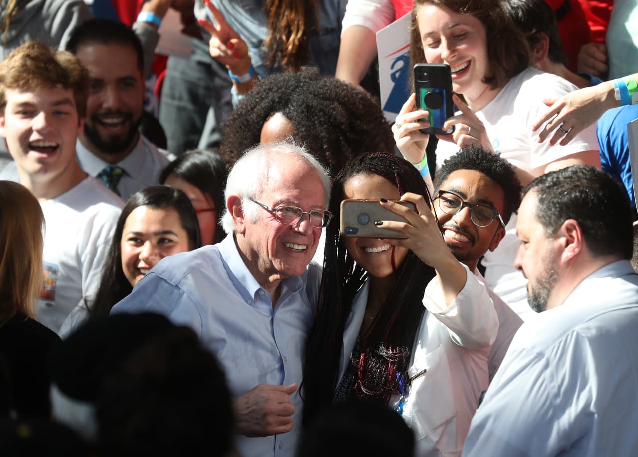 El senador Bernie Sanders se encontró con su electorado en Richmond, California, el 17 de febrero.