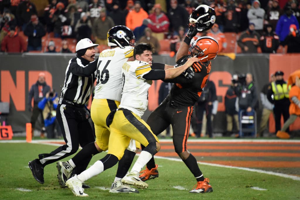El liniero defensivo de los Browns, Myles Garrett golpeó con el casco al quarterback de los Steelers, Mason Rudolph. Hubo tres expulsiones.