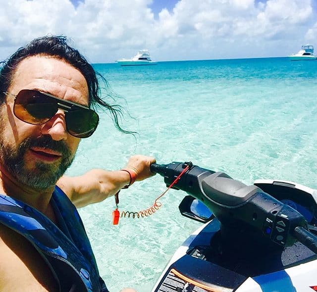 Marco Antonio Solís es otro guapo de los escenarios que aún cautiva a las mujeres. Su talento, sonrisa y carisma lo han matenido en el gusto de las féminas.