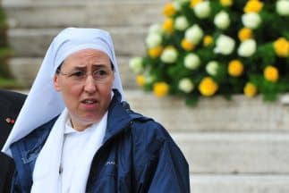 El 3 de enero de 2005 la religiosa Marie Simon-Pierre le rezó a Juan Pablo II y sanó del mal de parkinson.