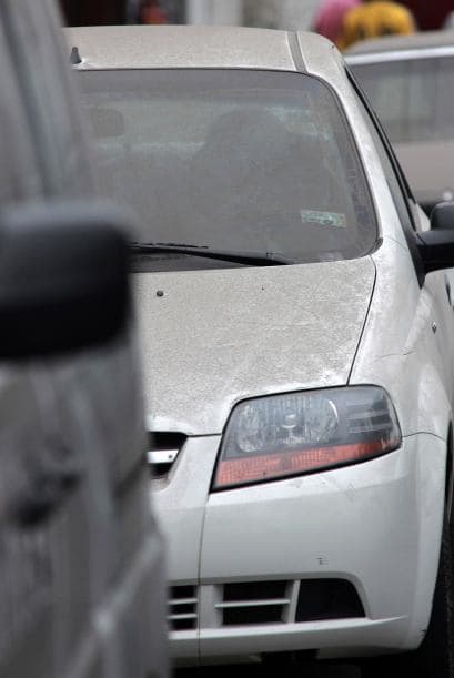 Poco después se observó una columna de vapor y moderado contenido de ceniza de color gris con una altura superior a un kilómetro, añadió.