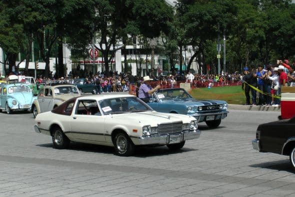 Casi dos mil vehículos clásicos desfilaron por las calles de la Ciudad de México para romper el Récord Guinness de más autos de este tipo en movimiento. Transitaron mil 721 autos, lo que superó la marca de Holanda, cuyo récord era de 948 vehículos. De acuerdo con las autoridades, el paso de estos autos clásicos fue visto por 250 mil asistentes. Circularon autos Datsun 1300, Jaguares, MG 59, Chevrolet apache, Alfa Romeo, Mercury, Porche, entre otros, que atrajeron la atención de capitalinos y visitantes. El paso de los vehículos fue interrumpido por el calentamiento de algunos que se quedaron en el camino y provocaron “cuellos de botella”; sin embargo, los organizadores confiaron en que los vehículos llegarían a la meta.