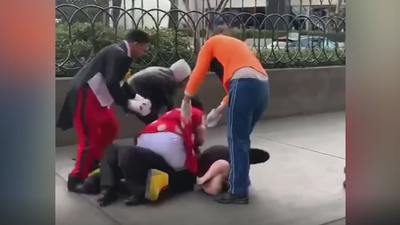 Ni Mickey pudo detenerla: mujer vestida de Minnie Mouse arremete a golpes contra guardia de seguridad