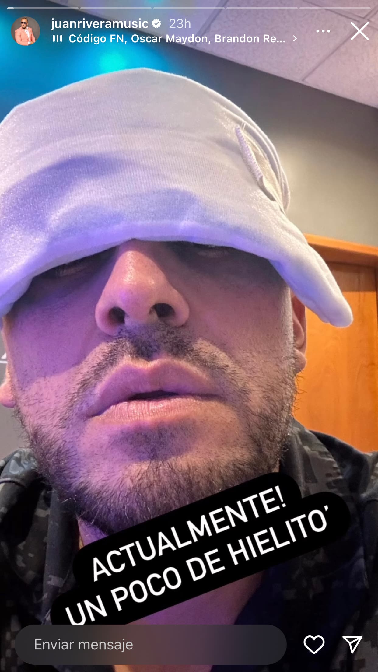 Juan Rivera mostró cómo se cuida en la convalecencia tras el injerto capilar al que se sometió.