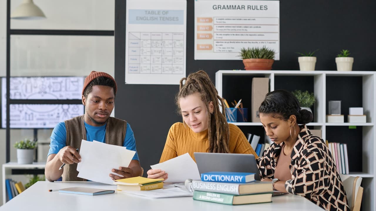 <h3 class="cms-H3-H3">Opciones en línea: inglés desde casa </h3>
<br>Si los horarios o la distancia dificultan asistir a programas presenciales: 
<br>
<b>UPchieve</b>. Plataforma en línea gratuita para estudiantes de secundaria y preparatoria de bajos ingresos. Ofrece tutoría de inglés y escritura académica las 24 horas. 
<br>
<a href="https://upchieve.org/" target="_blank">🌐 upchieve.org </a>