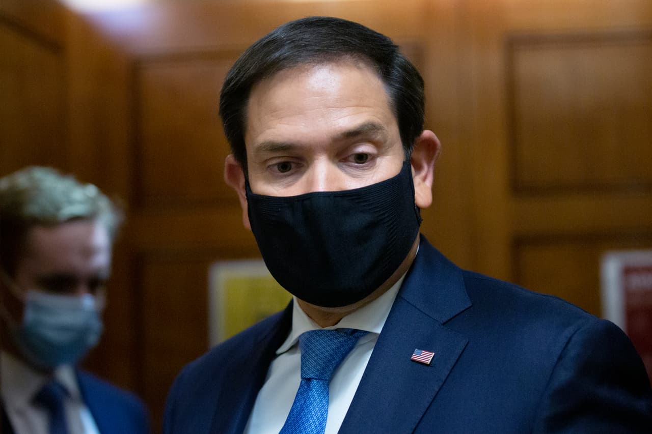 La Convención Demócrata no ha pasado desapercibida para algunos líderes republicanos. El senador por Florida, Marco Rubio, criticó que se eligiera a la actriz texana Eva Longoria como presentadora en el primer día de la convención.
<br>"¡Qué gran jugada!", comentó Rubio con ironía. "Nadie ha enfrentado más los retos y obstáculos del norteamericano de a pie que actores y celebridades",
<a href="https://twitter.com/marcorubio/status/1295530141481865216?s=20" target="_blank">tuiteó</a>.
<br>
<br>El tuit del republicano fue seguido por un alud de críticas.