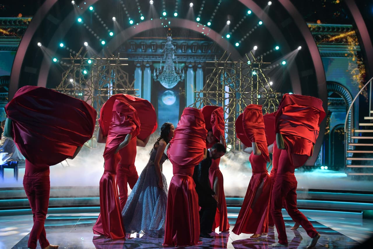 Para él era importantísimo aprender a bailar un vals, sobre todo por la cercanía de la gran fiesta de quinceaños de su hija mayor.