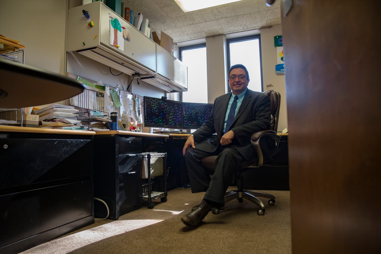 <b>Joseph Guzmán - Lansing, Michigan. <a href="http://www.univision.com/noticias/elecciones-2016/un-viaje-por-el-pais-de-trump-el-profesor-chicano-que-hizo-campana-por-trump-en-michigan#rel">Joseph Guzmán es profesor de economía y estadística en la Michigan State University</a></b> y formó parte del comité de asesores hispanos de la campaña de Donald Trump. "La gente sigue sorprendida del resultado pero yo tenía claro que ganaríamos", dice Guzmán, nacido hace 56 años en Arizona de padres mexicanos. "Hay una histeria en los medios de comunicación sobre las deportaciones pero la actual administración ha deportado a más personas que todos los presidentes del siglo XX juntos", argumenta el profesor.