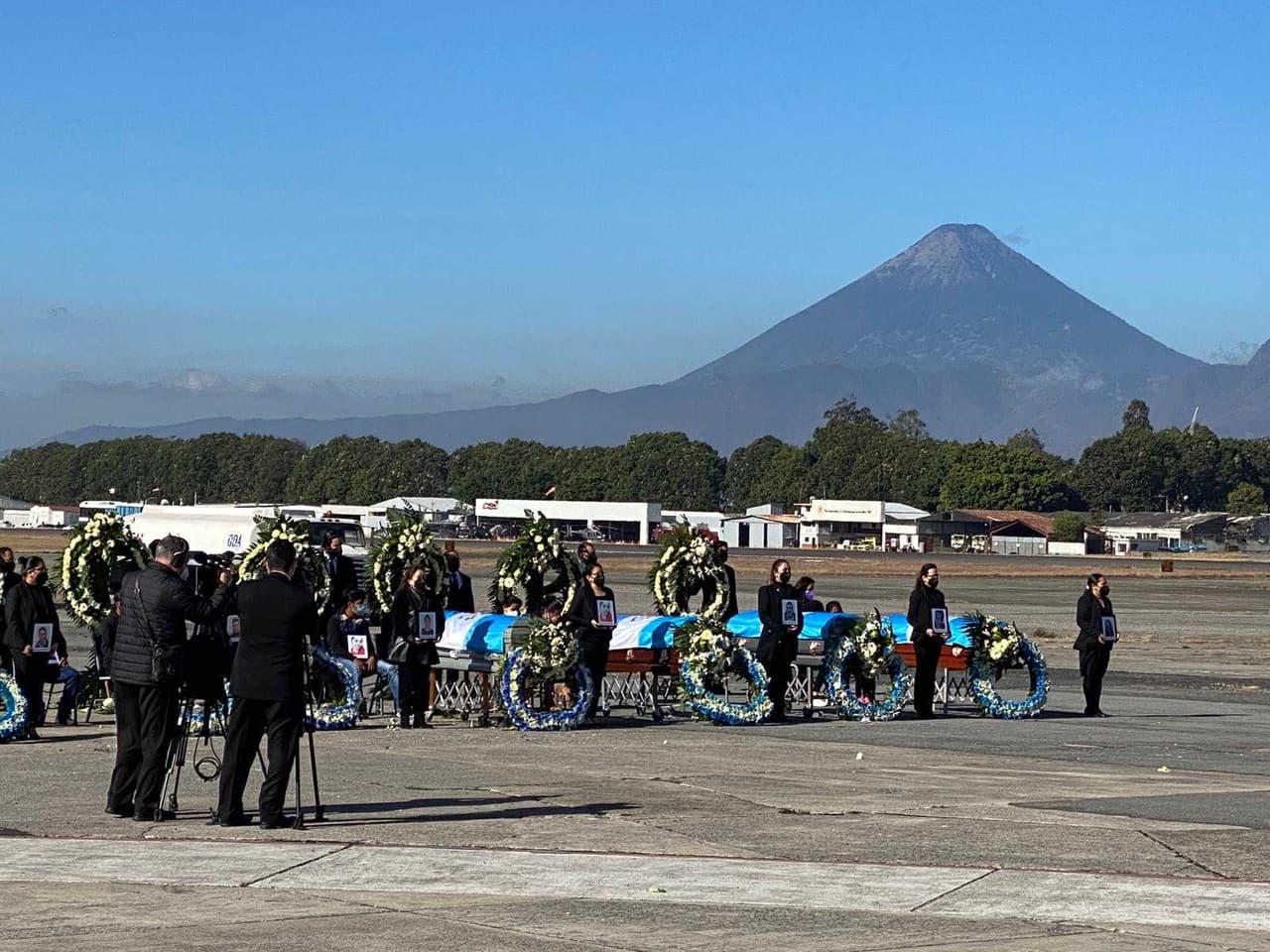 Esta matanza recordó a la masacre de 72 migrantes en 2010, ocurrida cerca de la localidad de San Fernando, también en Tamaulipas.
<a href="https://www.univision.com/noticias/noticias-de-latinoamerica/implicados-en-matanza-de-tamaulipas-cayeron-en-el-salvador"><u>Aquellas muertes fueron perpetradas por un cártel del narcotráfico</u></a>.