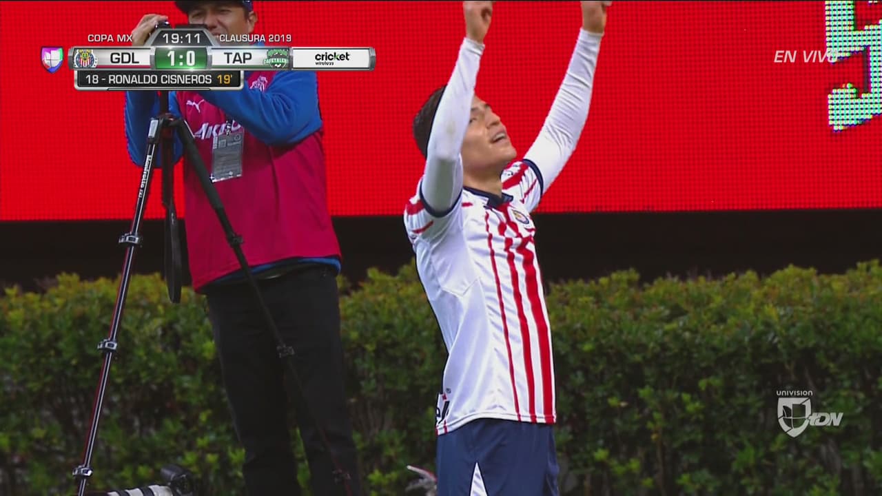 Con cabezazo de Ronaldo Cisneros, ya Chivas gana 1 -0
