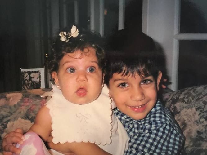 Lorenzo es el hermano mayor y le lleva tres años a su hermana Lina, al ser poca la diferencia de edad, tienen 
<a href="https://www.univision.com/shows/el-gordo-y-la-flaca/lili-estefan-los-trajo-al-mundo-y-el-amor-los-unio-ahora-lina-y-lorenzo-enfrentan-la-prueba-de-la-separacion-fotos">una relación entrañable</a>.