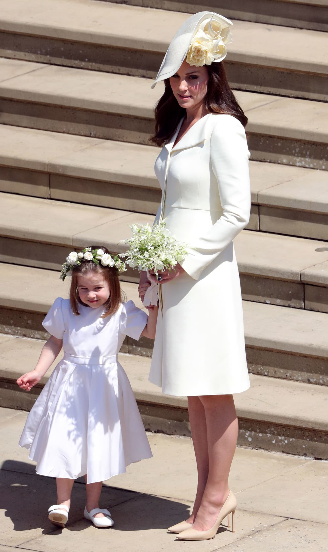 En esa ocasión, Kate llevó un vestido de la casa Givenchy en color crema y su ya favorito abrigo de Alexander McQueen, en limón pálido, que era un tono más intenso que la ropa de Charlotte.