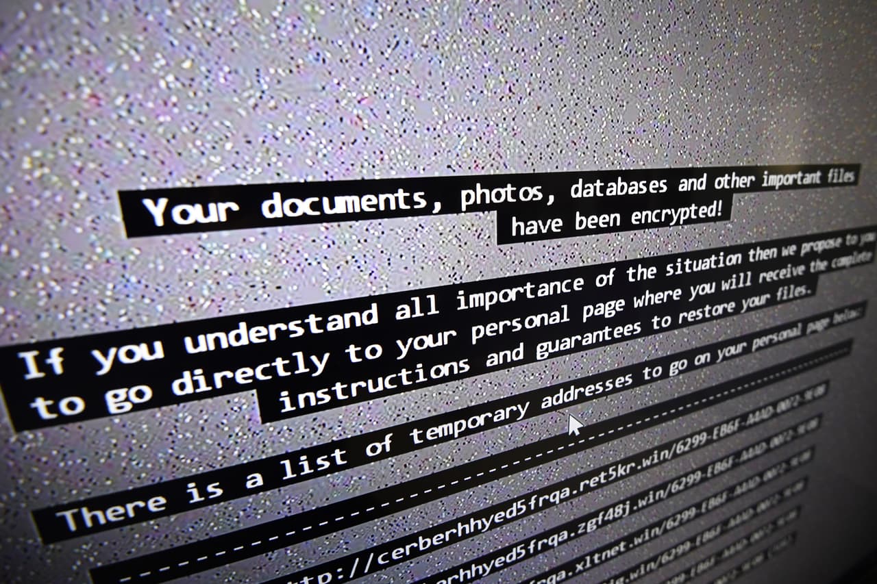 <b>2- Cómo funciona.</b>
<br>Estos 
<i>ransomware</i> son softwares maliciosos que 'secuestran' archivos de la computadora y pide dinero para desbloquearlos. Comienza infectando el el sistema y luego se pone en contacto con un servidor central para activarse. Entonces cifra el contenido del disco duro y da instrucciones para realizar el pago. Normalmente amenaza con un plazo temporal antes de borrarlos definitivamente.
<br>