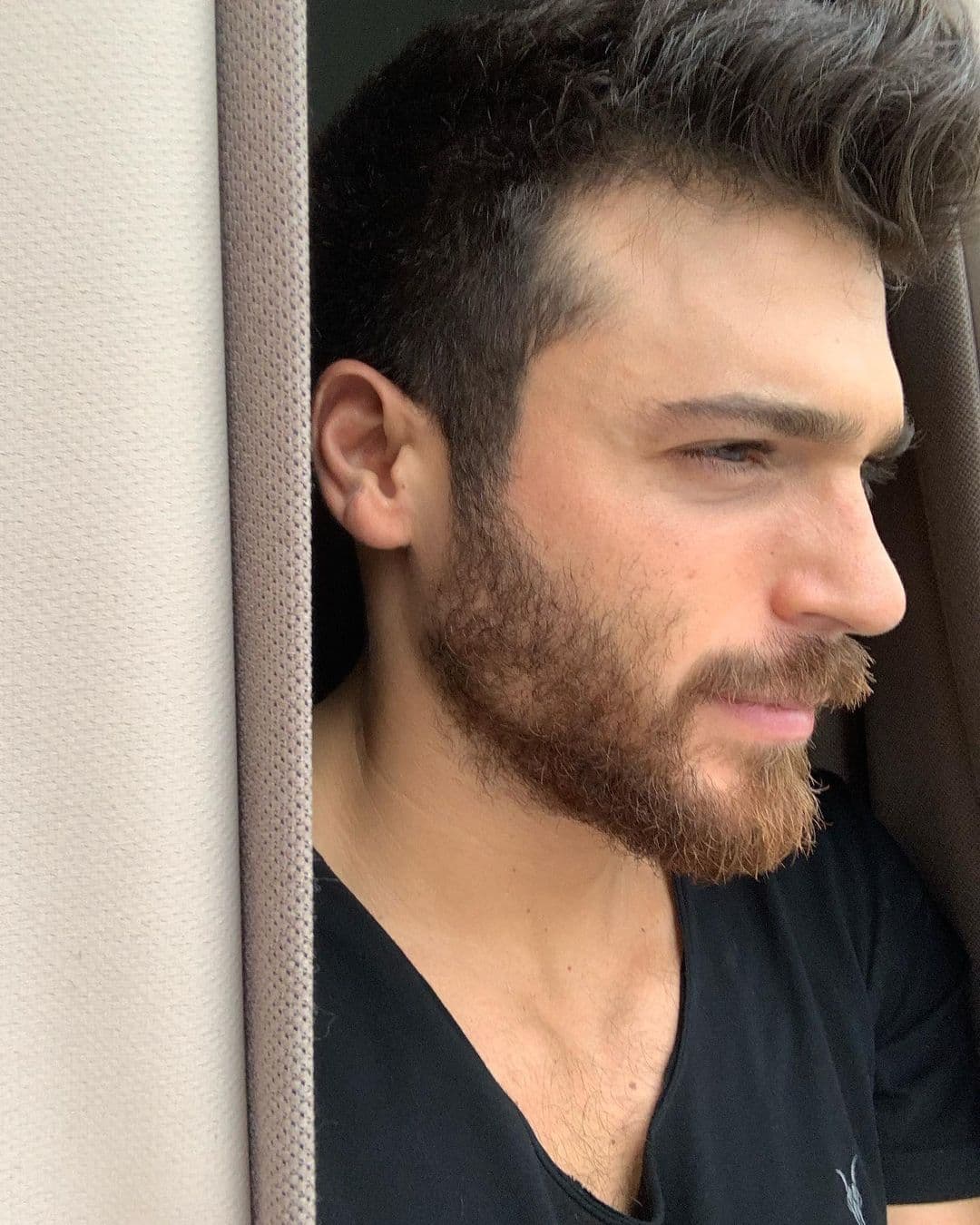 En la nueva telenovela de UniMás, Can dará vida a un fotógrafo de espíritu libre que regresará a su natal Turquía para enterarse de que su padre está enfermo y que deberá hacerse cargo de la empresa familiar.