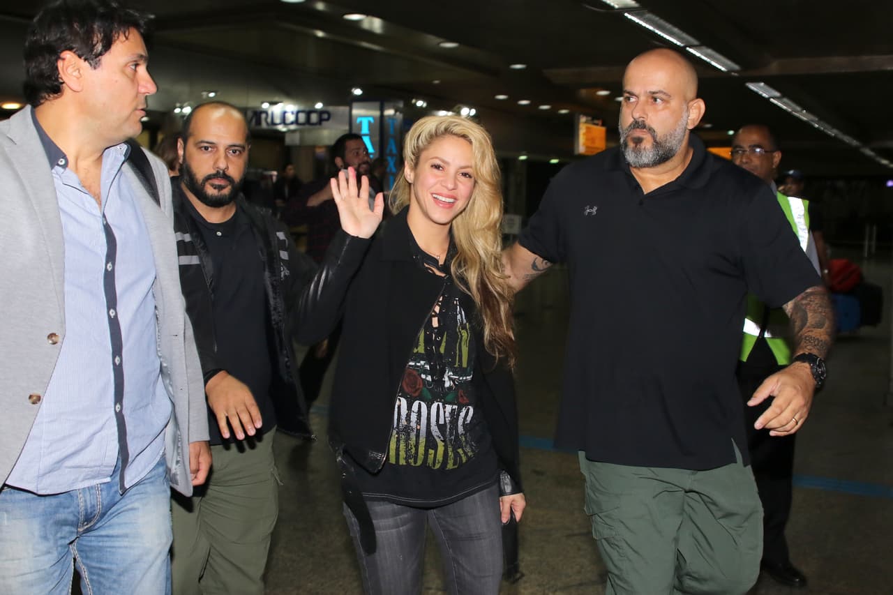 Shakira rodeada de fans en Sao Paulo