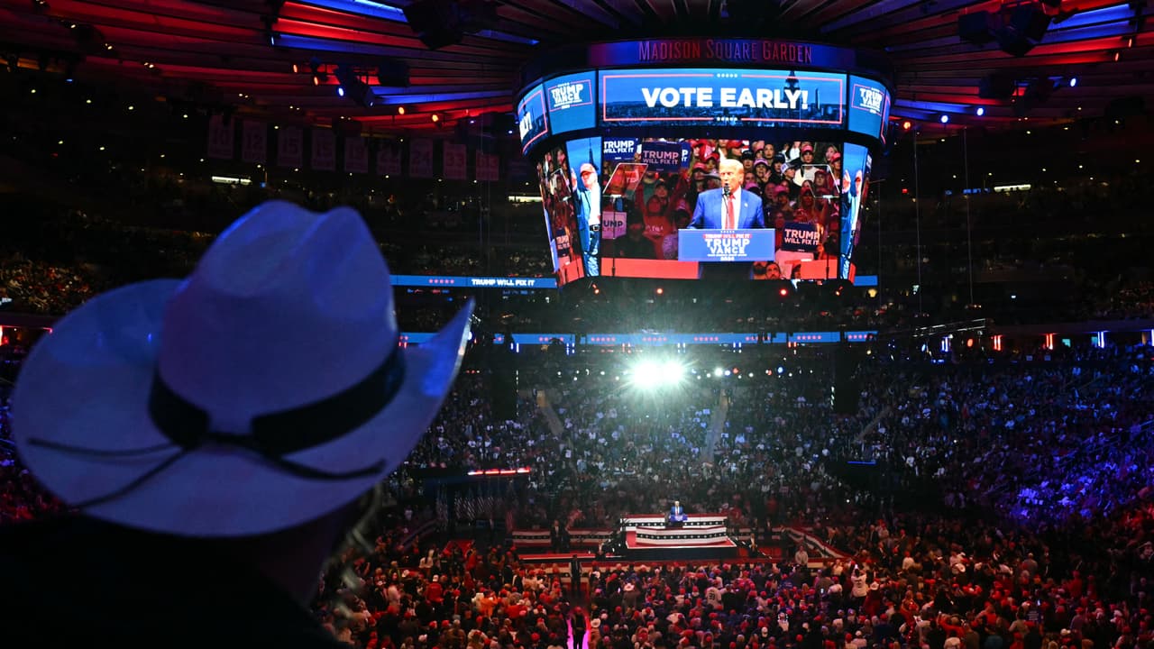 El día de las elecciones presidenciales está cada vez más cerca y los aspirantes a la Casa Blanca realizan sus últimos intentos para ganar votos de los indecisos. Este domingo, el expresidente Donald Trump realizó un mitin político en el Madison Square Garden, una de las arenas más importantes. Estrategas políticos aseguran que esta es una oportunidad para que el republicano haga un “espectáculo” que pudiera repercutir en votantes de otros estados donde tiene mayores posibilidades de ganar.