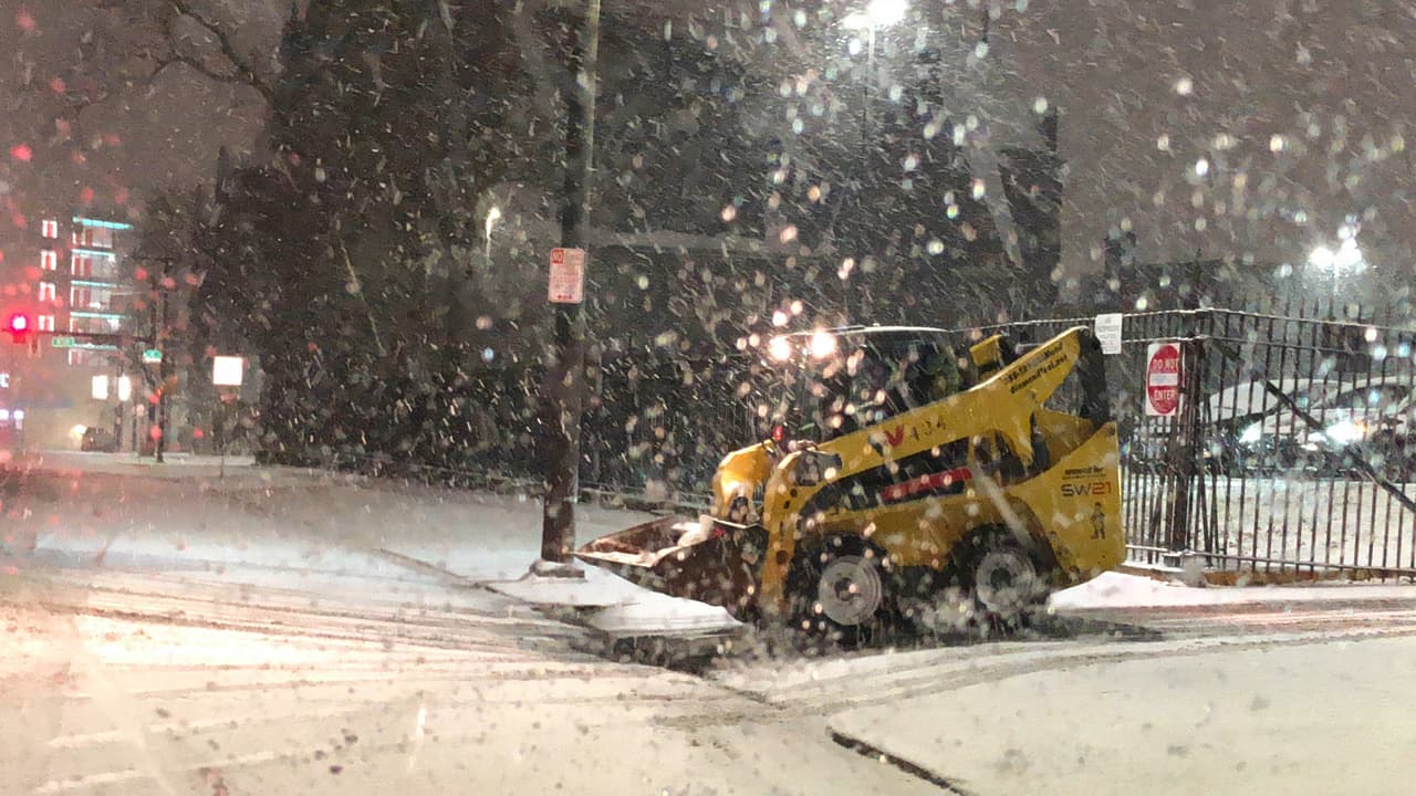 Los equipos de limpieza comenzaban a organizarse en distintos puntos de la ciudad.