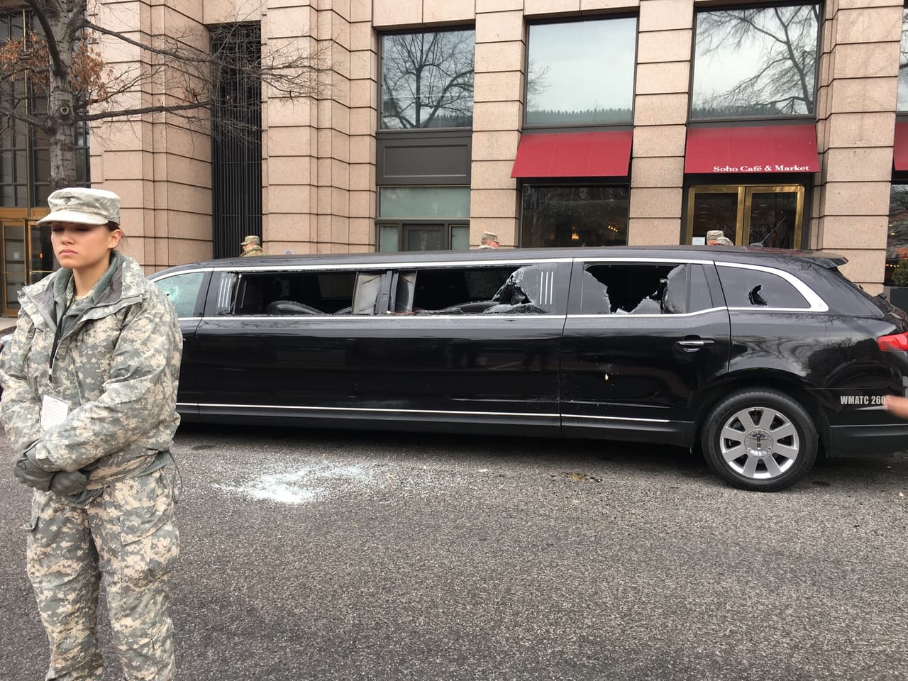 Esta limusina también sufrió la rotura de sus cristales.
