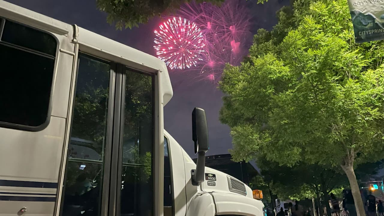 <h2 class="cms-H2-H2">🎆 Condado Fulton (Atlanta, Sandy Springs, Roswell) </h2>
<br>
<ul>
<li data-start="98" data-end="353"> <b>Independence Day at Children’s Museum of Atlanta</b></li>
</ul>📅 4 de julio
<br>⏰ Durante el horario del museo (9 AM–5 PM aprox.)
<br>📍 275 Centennial Olympic Park Dr NW, Atlanta, GA
<br>💵 Incluido con entrada al museo (no es evento gratuito)
<br>
<br>
<ul>
<li data-start="355" data-end="596"> <b>Stars & Stripes – Fireworks Celebration (Sandy Springs)</b></li>
</ul>📅 4 de julio
<br>⏰ Inicia a las 7:30 PM, fuegos a las 9:30 PM
<br>📍 City Green (Northeast Plaza Drive), Sandy Springs
<br>
<a href="https://www.sandyspringsga.gov/fireworks" target="_blank">💵 Entrada gratuita</a>
<br>
<br>
<ul>
<li data-start="598" data-end="835"> <b>Fourth of July Celebration – Roswell Area Park</b></li>
</ul>📅 4 de julio
<br>⏰ Música y food trucks a partir de la tarde; fuegos artificiales al anochecer (~9 PM)
<br>📍 10495 Woodstock Rd, Roswell, GA
<br>
<a href="https://www.facebook.com/RoswellRecAndParks/posts/pfbid021q6Sd3pCBwKpeekEcKs76aRBFWbKDTEnPyHmzd1QbEt8ZFTyMqrFQCQ8Uvzy5yX3l" target="_blank">💵 Gratis</a>