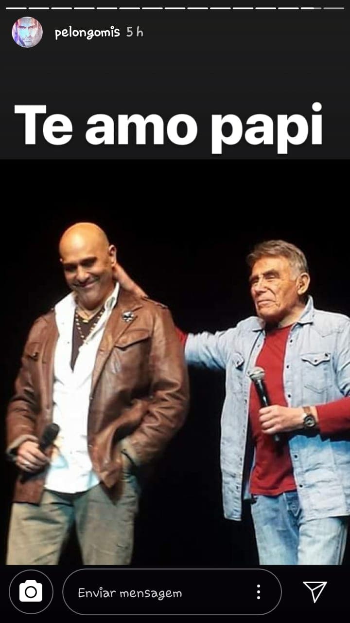 Suárez Gomís finalizó su publicación con esta imagen en compañía de su famoso padre.