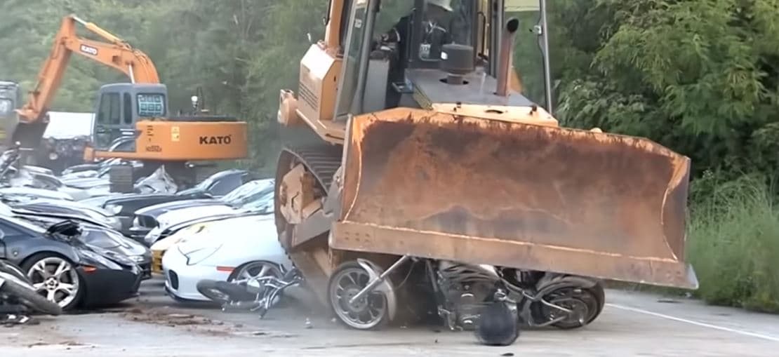 Duterte es el segundo presidente de Filipinas que aplica esta medida, la cual ha sido criticada en redes sociales por drástica. Algunos cibernautas aseguran que los autos pudieron venderse y el dinero donarse a una buena causa. Todo con tal de evitar la destrucción de autos y motos de súper lujo. Cada año ingresan miles de autos al país sin pagar impuestos, de ahí que el gobierno opte por esta medida para tratar de erradicar esta actividad ilícita.