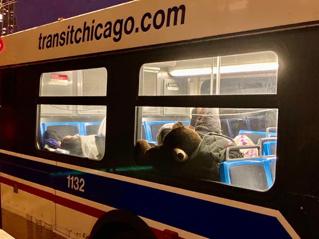 Autobuses de la CTA son usados como centros de calentamiento para que migrantes puedan combatir el frío.